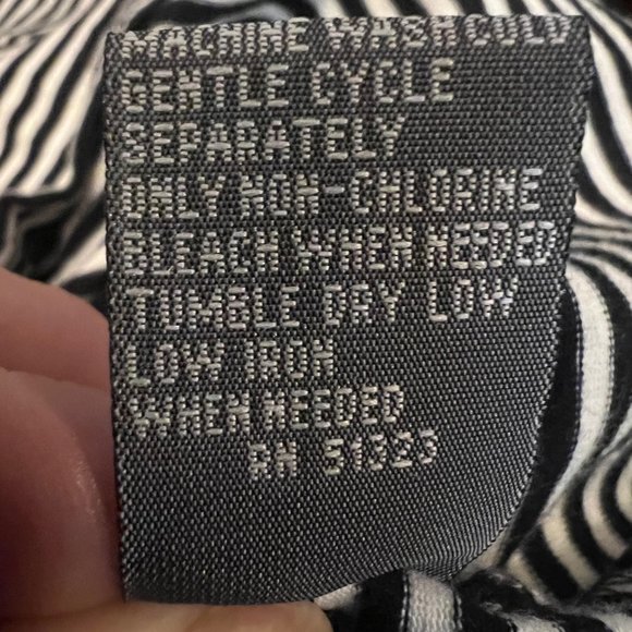 Kenneth Cole Reaction-Med black & white pin striped long sleeve comfortable top - Picture 6 of 9